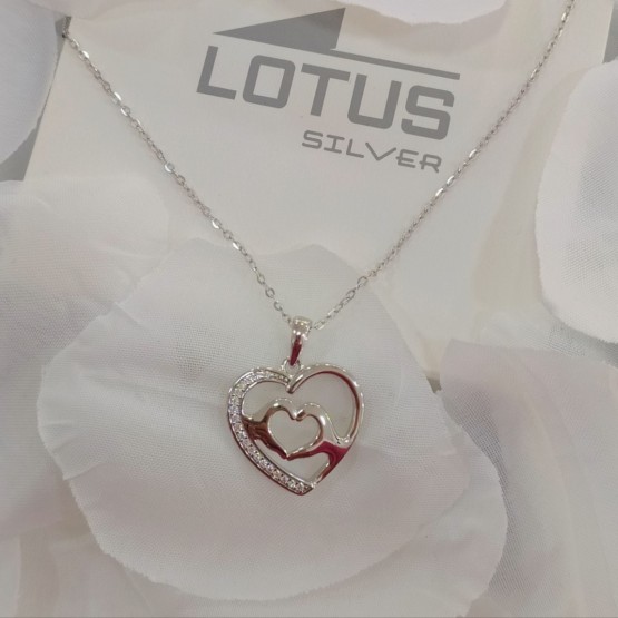 Lotus Silver Collar Manos Corazón