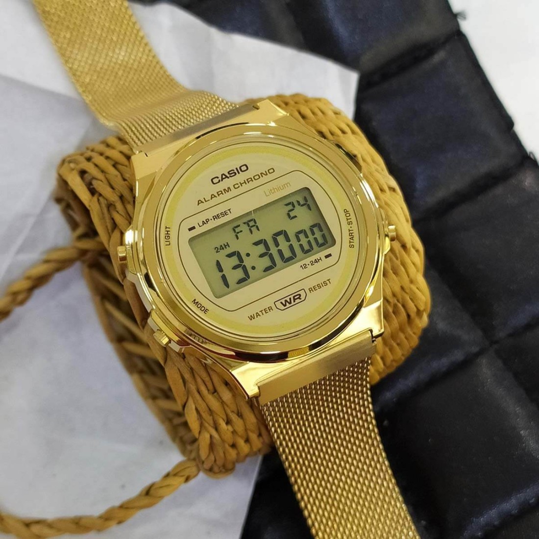 Reloj vintage Casio dorado con brillantes en la esfera — Miralles