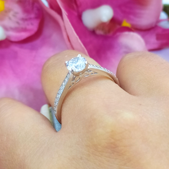 Lotus Silver Anillo Solitario Circonitas