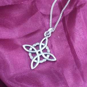 Colgante Amuleto Nudo de Bruja