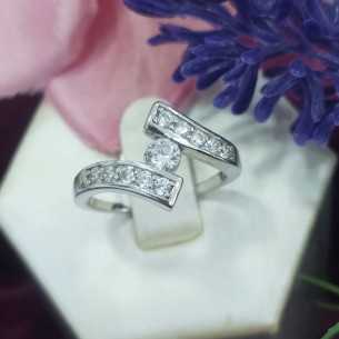 Towanda Anillo Entre lazos Circonitas