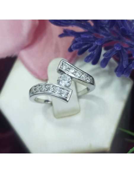 Towanda Anillo Entre lazos Circonitas