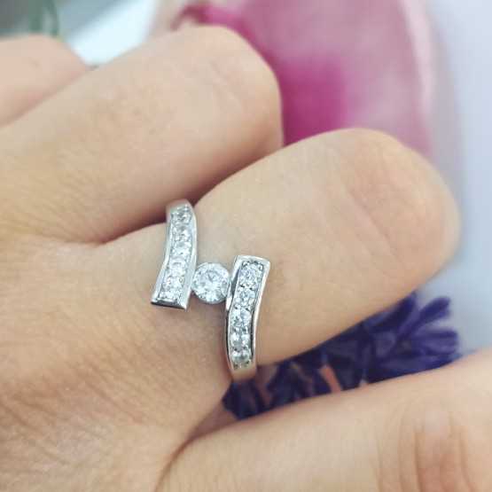 Towanda Anillo Entre lazos Circonitas