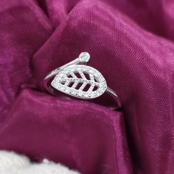 Towanda Anillo Hoja Circonitas