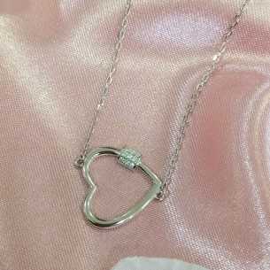 Towanda collar silueta corazón circonitas con cadena fina